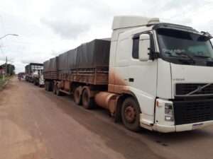 Aterro de ponte do rio Tailândia cede e causa enorme Trânsito; Ponte sobre o Rio Tailândia, no nordeste do Pará afundou e causou transito