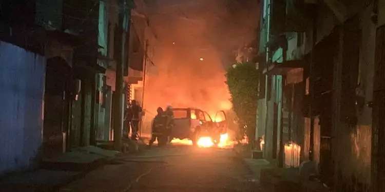 Carro pega fogo e assusta moradores em Belém ; Na noite de terça-feira, 7, um carro pegou fogo na passagem Carlos de Carvalho