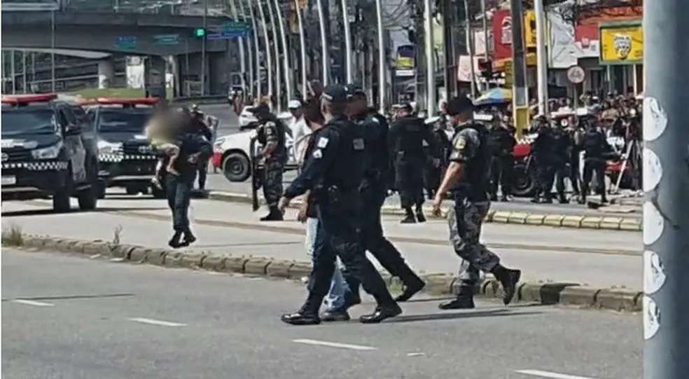 Após 17 horas de negociações mulher é libertada e assaltante se entrega; Após 17 horas de negociações, o assaltante se entregou e libertou