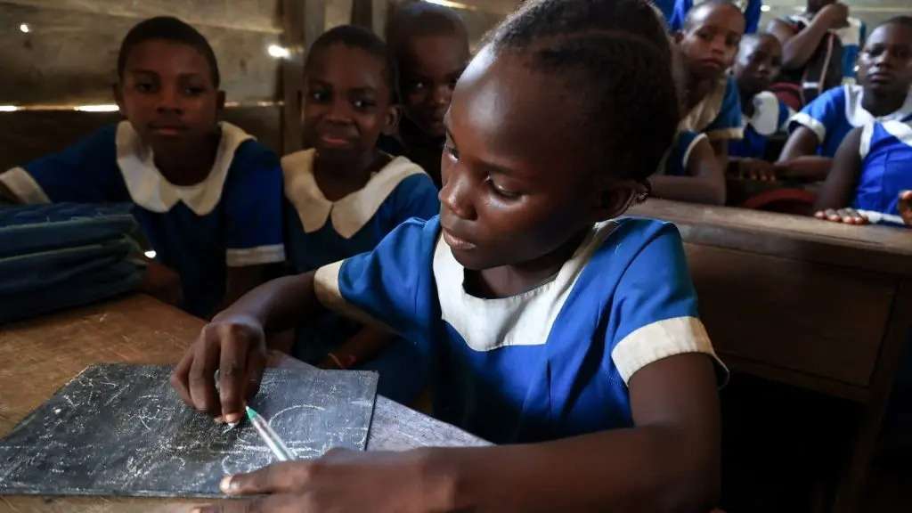 Um terço das escolas do mundo não tem agua potável; Embora o investimento em saúde e nutrição escolar tenha um efeito positivo nos resultados