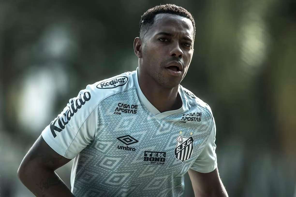 Robinho entrega passaporte à Justiça na Itália; O jogador Robinho entregou seu passaporte à Justiça, em sinal de que não deixará o país até