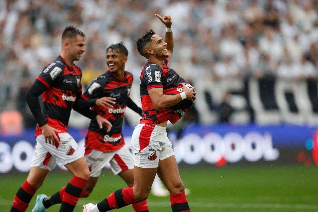 Futebol: Corinthians é eliminado e Flu e Galo perdem primeiro jogo da semiO domingo (12) foi surpreendente nos campeonatos estaduais.