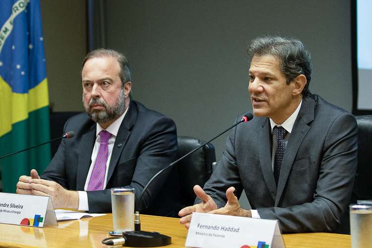 Governo Lula cobrará R$ 0,47 de imposto sobre o litro da gasolina, taxa do etanol será de R$ 0,02. O ministro da Fazenda, Fernando Haddad