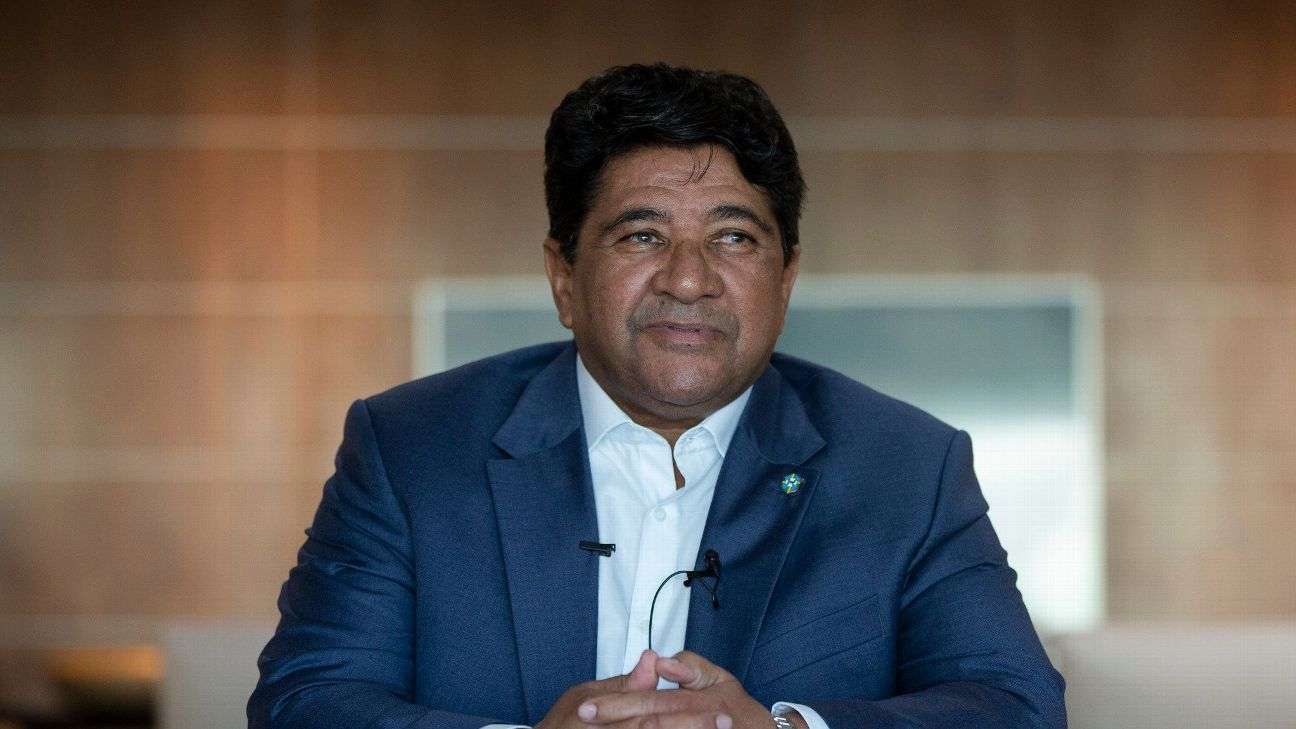 Presidente da CBF afirmou que novo técnico já está empregado. O presidente da CBF, Ednaldo Rodrigues, afirmou nesta