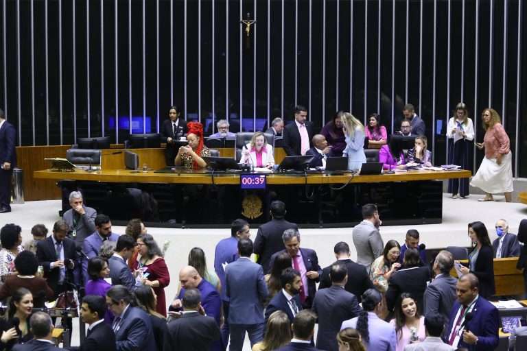 Câmara aprova pensão para filhos das vítimas de feminicídio A Câmara dos Deputados aprovou, nesta quinta-feira (9).