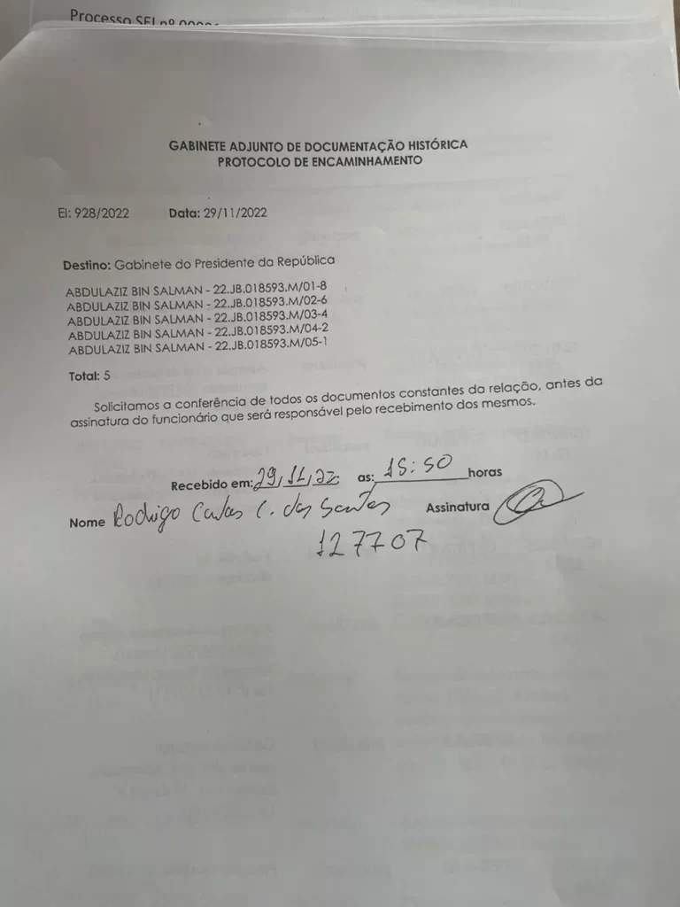 Parte final do documento que atesta o recebimento das joias no Palácio da Alvorada — Foto: Reprodução