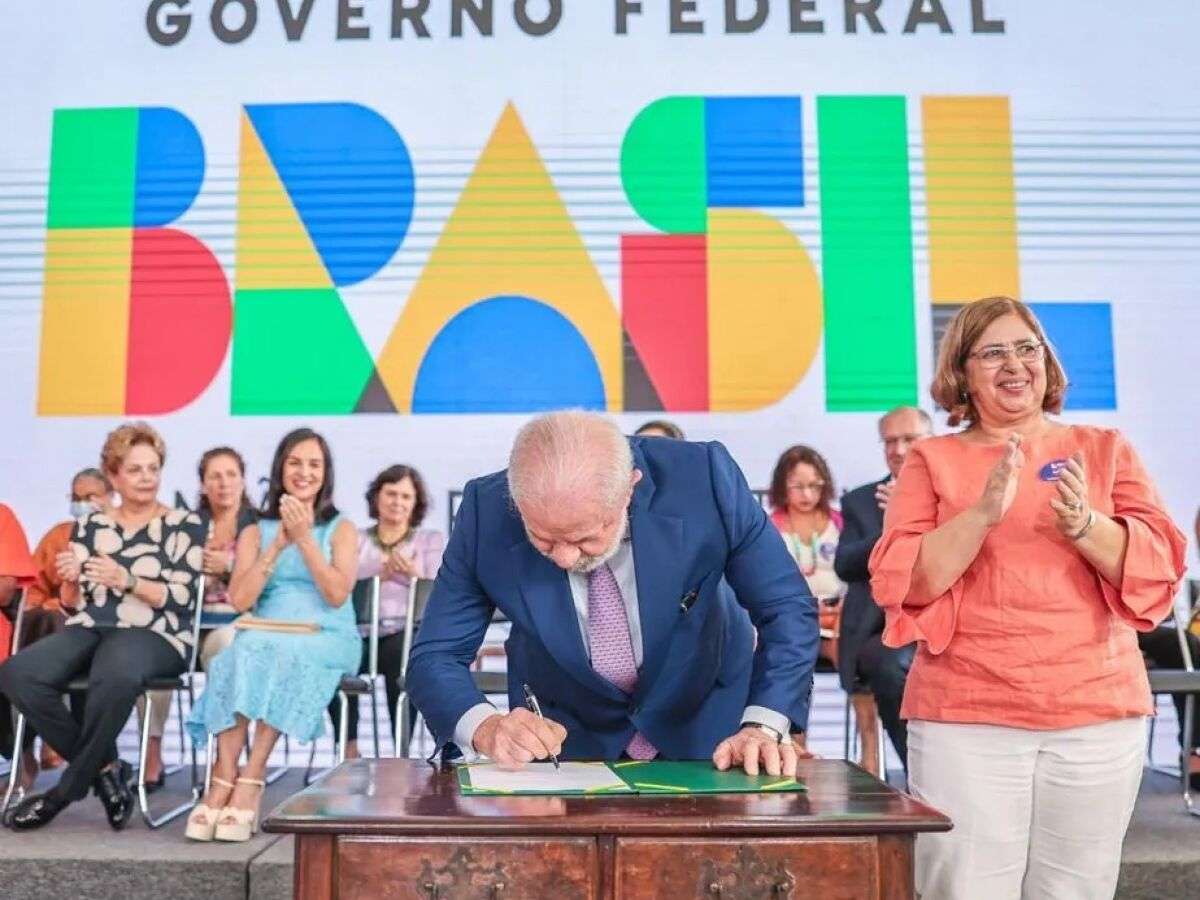 Lula assina projeto que prevê igualdade salarial entre homens e mulheres O presidente Luiz Inácio Lula da Silva assinou nesta quarta-feira (8)