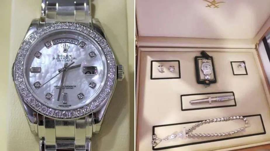 Bolsonaro ficou com terceiro conjunto de joias com Rolex de diamantes; O ex-presidente Jair Bolsonaro (PL) recebeu um terceiro conjunto