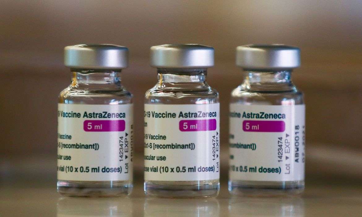 Brasil abandona uso da vacina da AstraZeneca Desde o final do ano passado, o Ministério da Saúde recomenda que as vacinas de vetor