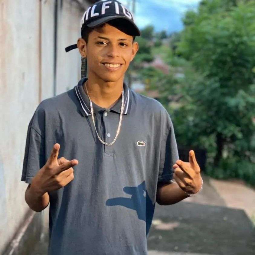 Jovem é degolado e tem faca cravada na nuca; O corpo de um jovem identificado até agora pelo prenome de Felipe