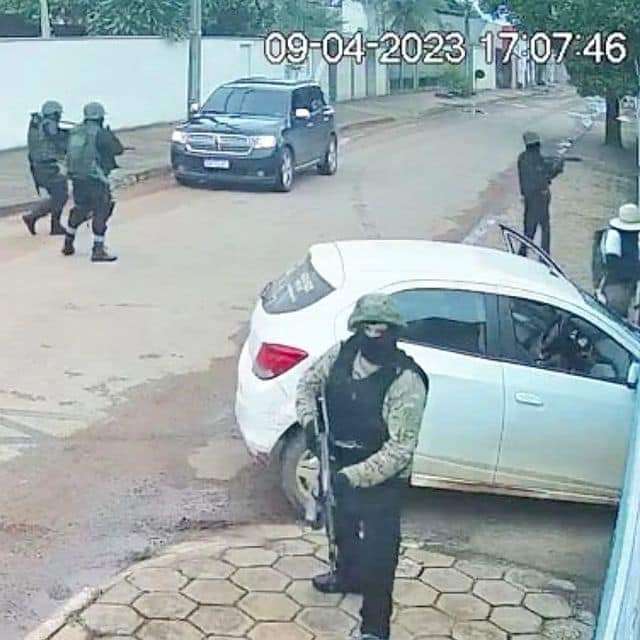 Bando armado invade quartel da PM e explode muro de empresa de transporte de valores; Um bando de criminosos fortemente armados invadiu