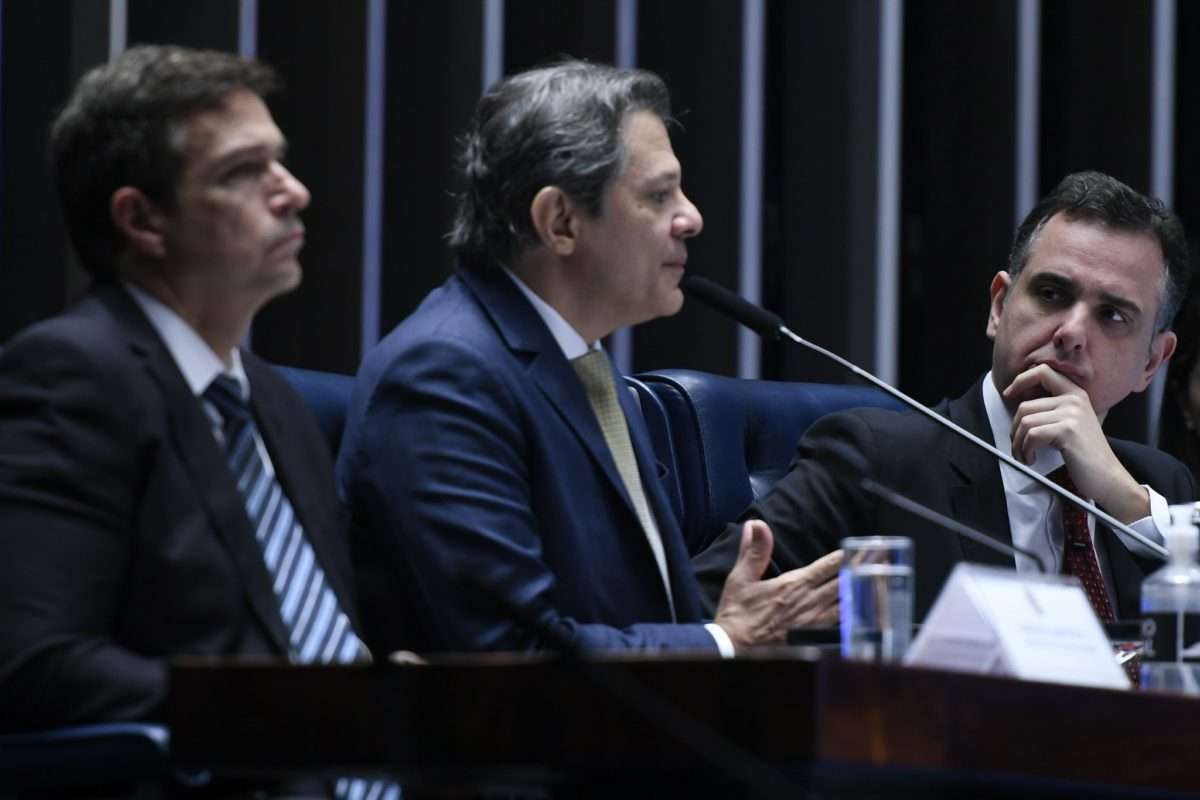 Haddad critica juro alto e Campos Neto defende política do BC Ao lado do presidente do Banco Central, Roberto Campos Neto,