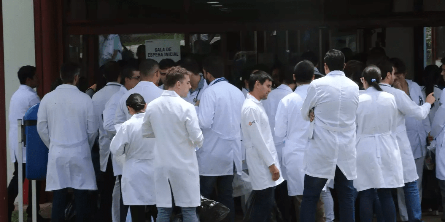MEC deve autorizar vagas para medicina onde faltam médicos; A proibição da abertura de novos cursos de medicina no Brasil
