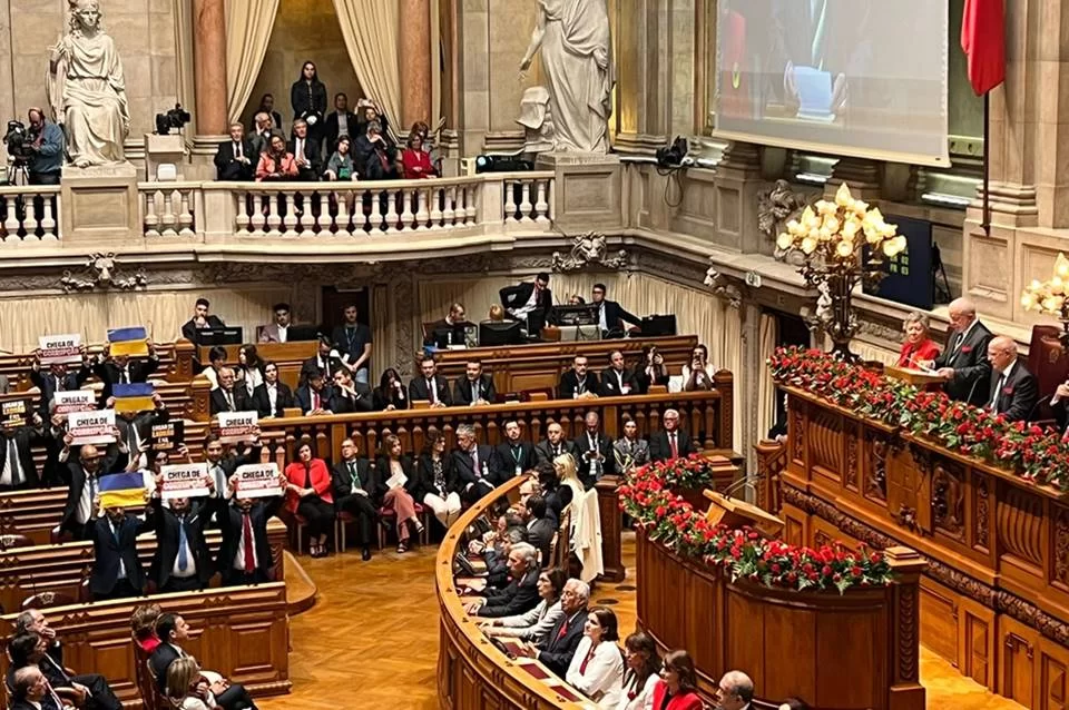 Politica: Lula discursa no Parlamento português e extrema-direita protesta O presidente Lula (PT) discursou nesta terça-feira (25)