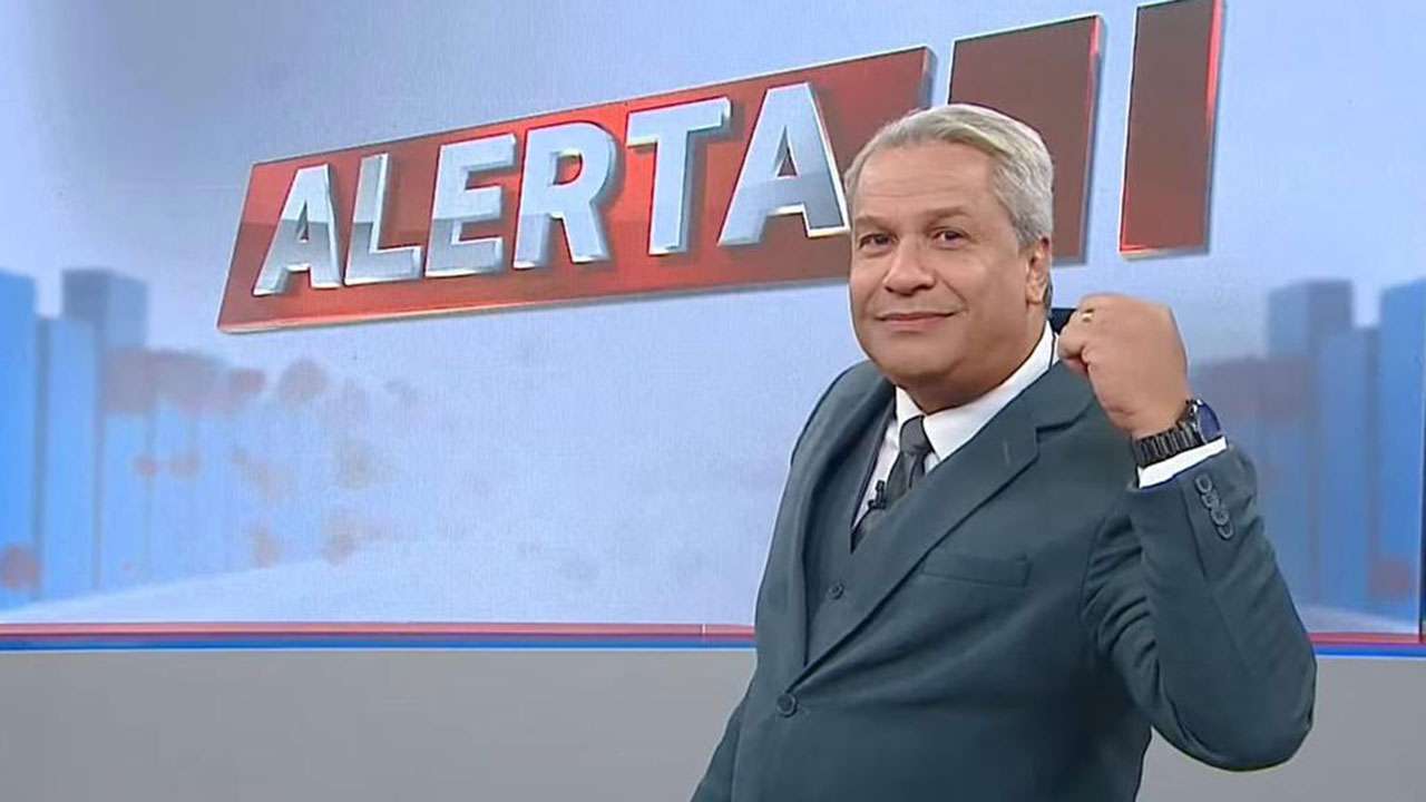 Sikêra Jr. está de volta ao ar após ação milionária contra Rede TV!; Sob aplausos de seu elenco, o apresentador Sikêra Jr, de 56 anos