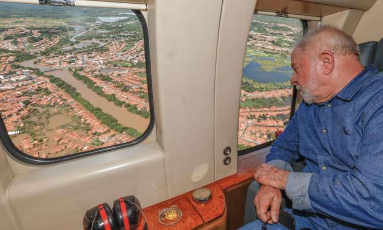 Maranhão: Lula critica construções em áreas expostas a enchente O presidente Luiz Inácio Lula da Silva sobrevoou as áreas mais afetadas