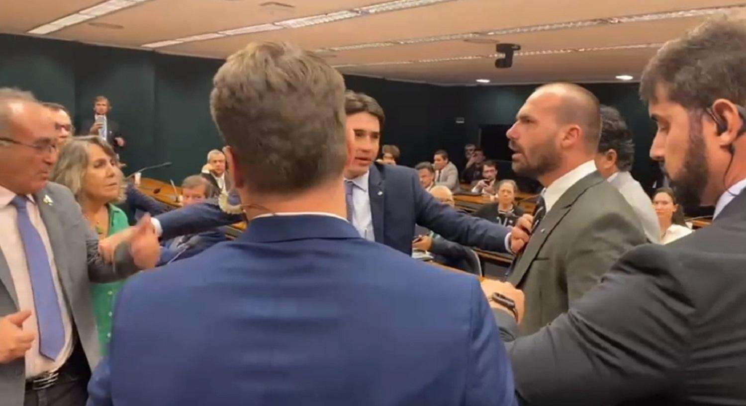 Eduardo Bolsonaro parte para cima de deputado do PT na Câmara O deputado federal Eduardo Bolsonaro (PL-SP) se exaltou durante uma sessão