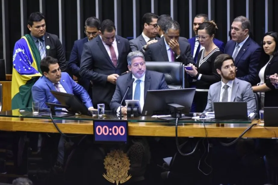 Câmara dos Deputados aprova regime de urgência para votar o PL da Fake News A Câmara dos Deputados aprovou nesta terça-feira (25)