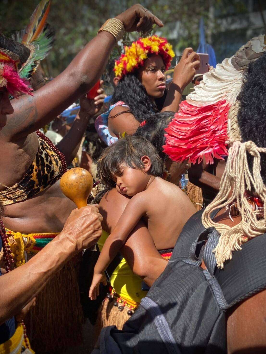 Indígenas marcham em Brasília contra avanço do garimpo; Representantes dos povos indígenas marcham na Esplanada dos Ministérios
