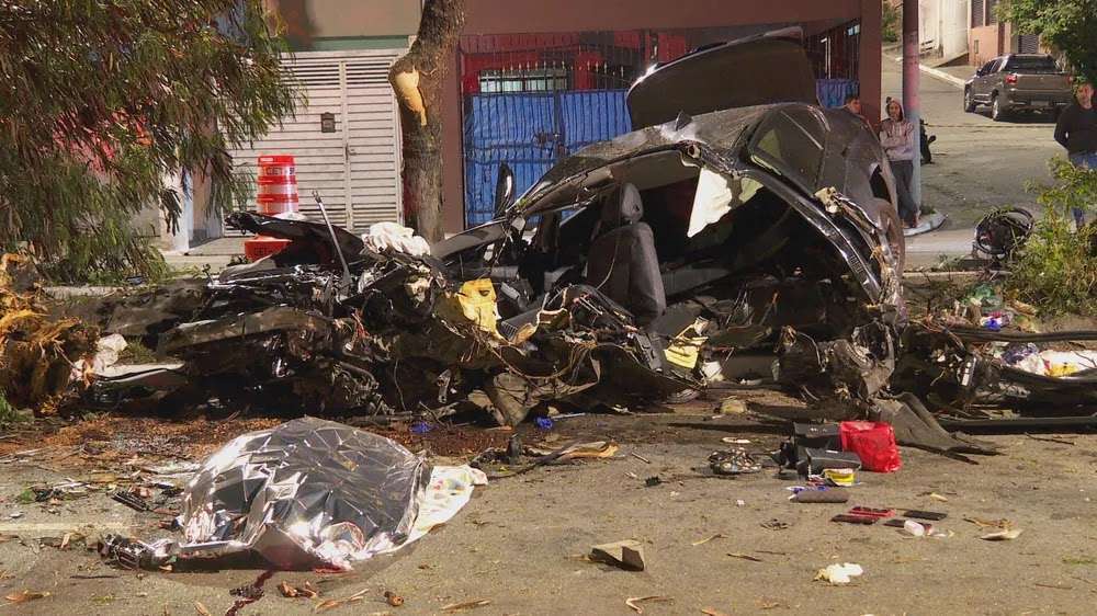 Carro de luxo capota e deixa 3 mortos em SP; Um acidente envolvendo um carro de luxo da marca BMW deixou três pessoas mortas e um ferido