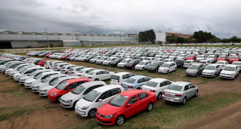 Após novas medidas do governo, saiba quais carros podem ficar mais baratos / Mais de 30 carros vendidos no Brasil têm preços até R$ 120 mil