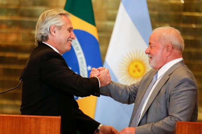 Governo: Lula promete buscar Brics e FMI para auxiliar a Argentina O presidente Luiz Inácio Lula da Silva disse, nesta terça-feira (2)