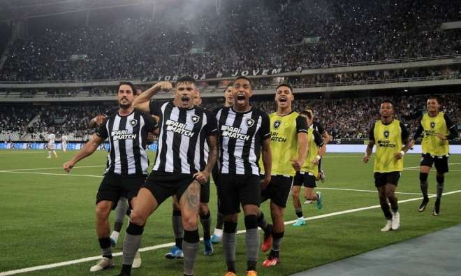 Botafogo atropela Corinthians e retoma liderança invicto O líder Botafogo venceu o Corinthians por 3 a 0 nesta quinta-feira (11),