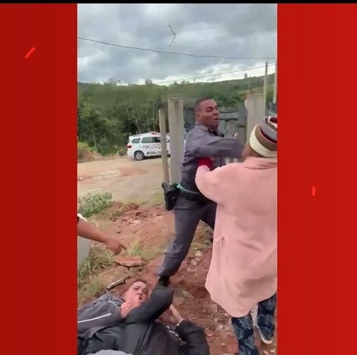 PM que agrediu com socos idosa é afastado / O policial militar Kleber Freitas da Silva, que foi flagrado agredindo um homem rendido