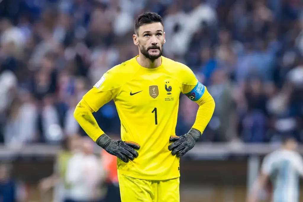 Lloris está fora do restante da temporada/ O goleiro Hugo Lloris, do Tottenham, não voltará aos gramados nesta temporada por conta de uma