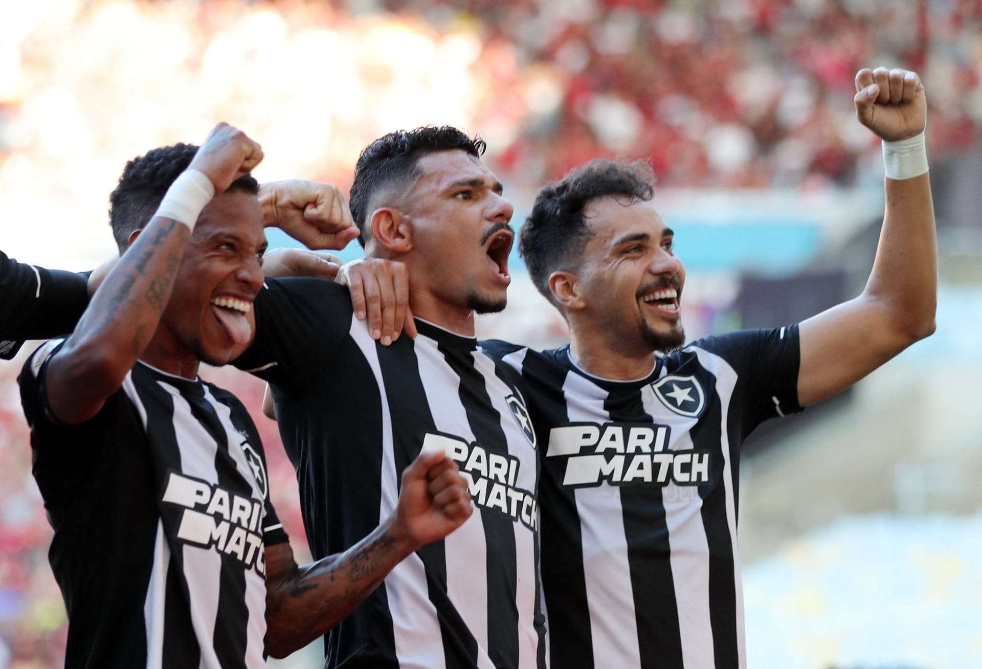 Botafogo vence o Flamengo e assume a liderança do Brasileirão; O Botafogo saiu vitorioso no primeiro clássico do ano no Brasileirão
