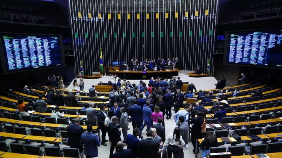 Deputados aprovam marco temporal para demarcar terras indígenas A Câmara dos Deputados aprovou nesta terça-feira (30), por 283 votos