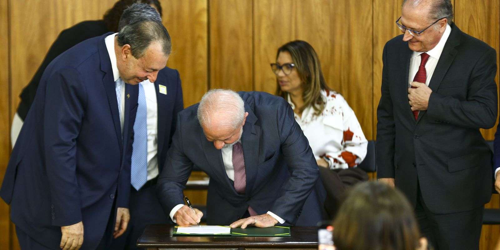 Governo: Lula assina decreto para impulsionar bionegócios na Amazônia O presidente Luiz Inácio Lula da Silva assinou, nesta quarta-feira (3)