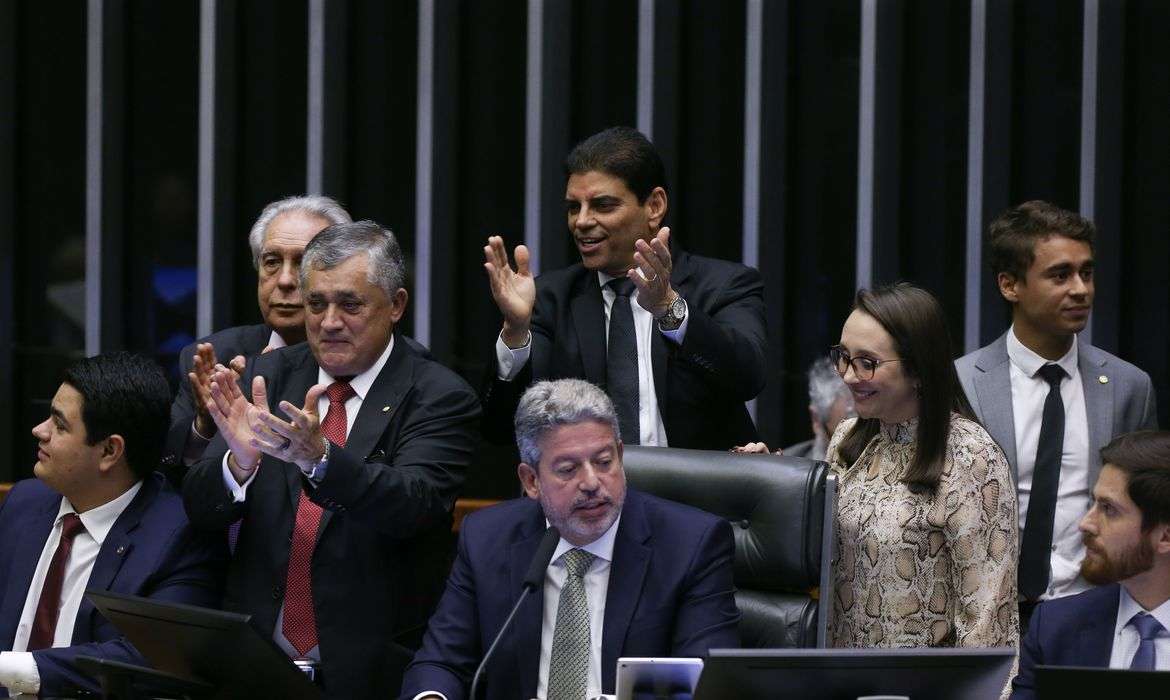 Politica: Câmara aprova urgência para o novo arcabouço fiscal A Câmara dos Deputados aprovou nesta quarta-feira (17) o pedido de urgência