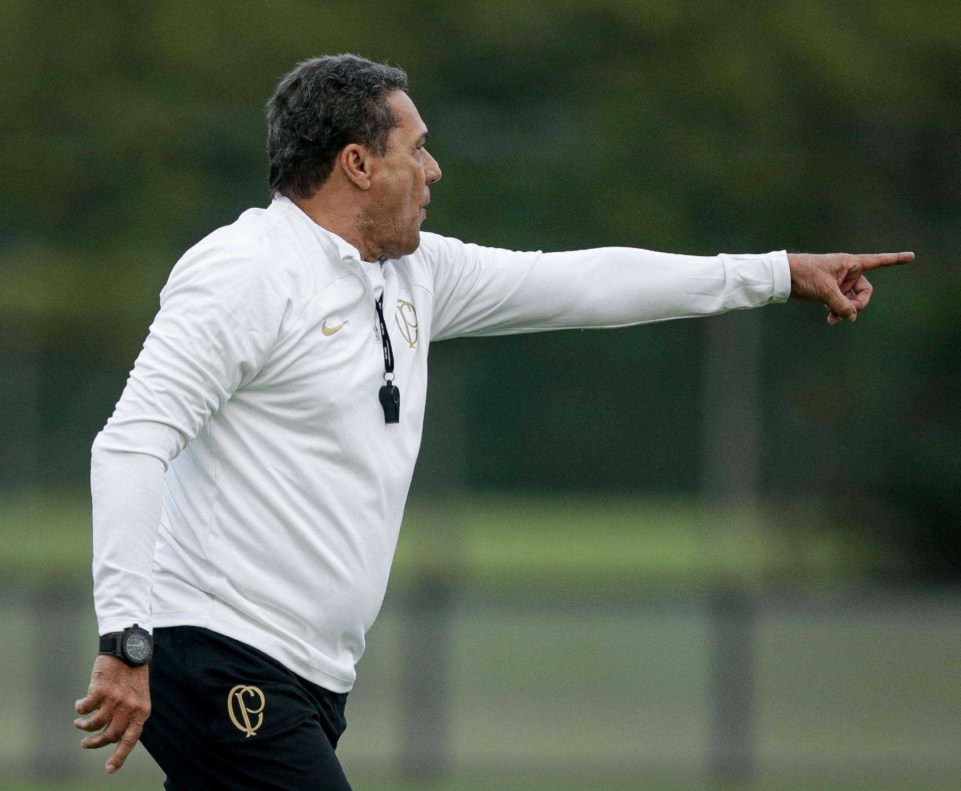 Vanderlei Luxemburgo é contratado pelo Corinthians/ Vanderlei Luxemburgo é o novo técnico do Corinthians. Dois anos depois de comandar