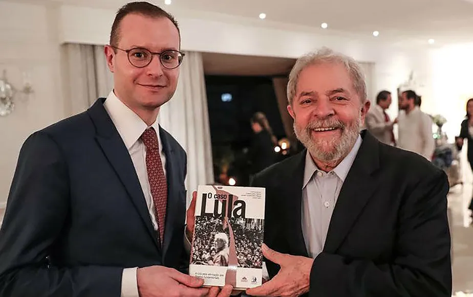 Lula confirma amigo e advogado Cristiano Zanin para o STF O presidente Lula confirmou a indicação do advogado que o defendeu na Lava Jato,