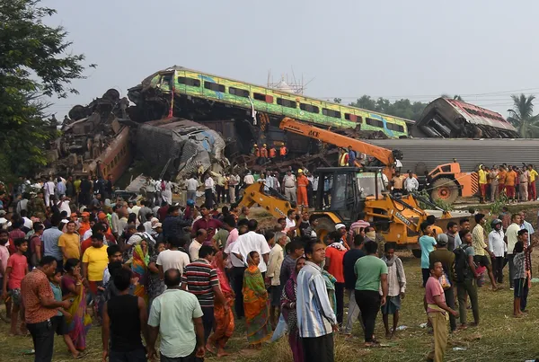 Acidente de trem na Índia passa de 288 o número de mortos / Subiu para 288 o número de mortos em um acidente com trem na Índia