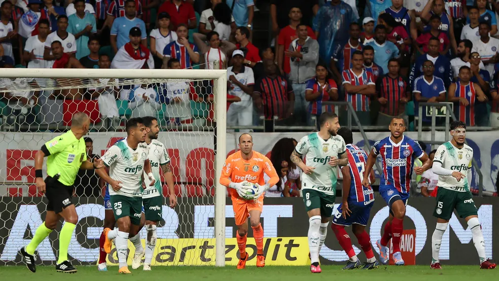 Palmeiras perde a partida e a chance de assumir a liderança O Palmeiras perdeu a invencibilidade no Brasileirão e a chance de assumir