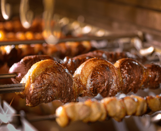 Economia: Carne acumula queda de 3,16% em 2023 Os preços das carnes vendidas no Brasil caíram 3,16% entre janeiro e abril deste ano.