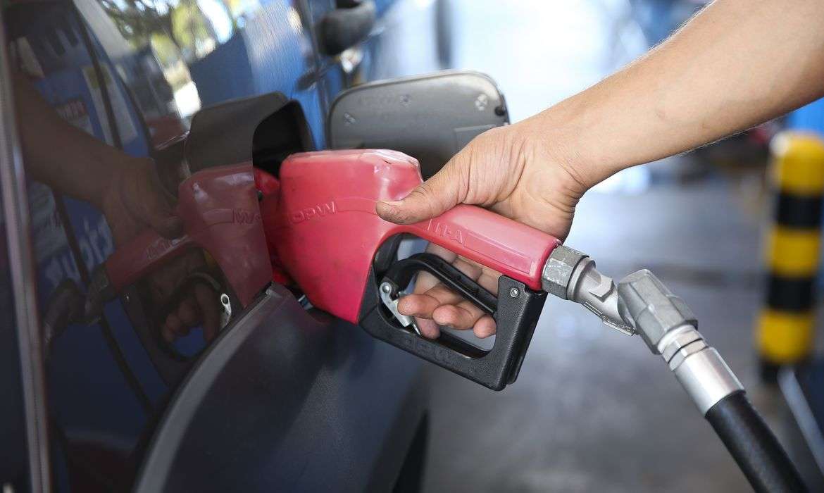 Gasolina deve ficar até R$ 0,34 mais cara em julho/ A gasolina e o etanol vão ficar mais caros a partir de 1º de julho