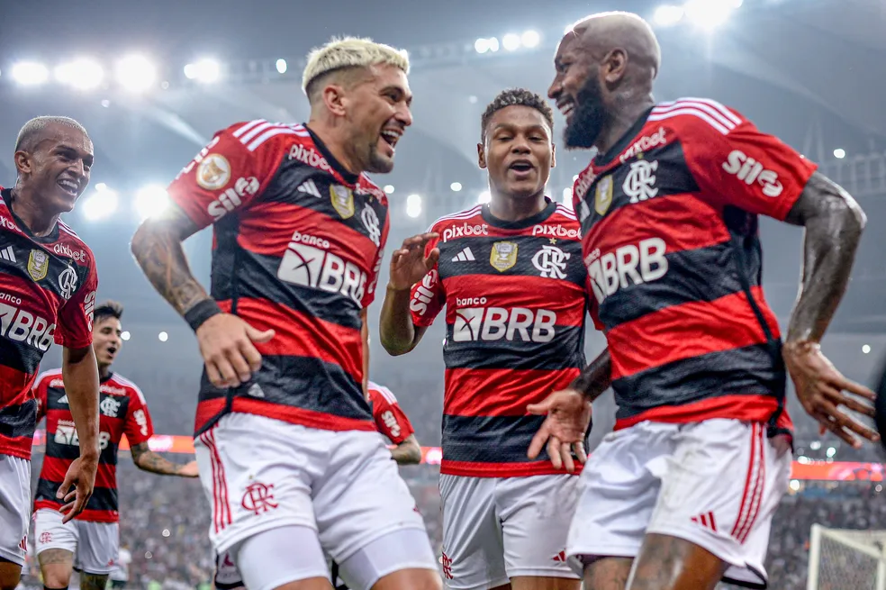 Flamengo goleia Vasco no Maracanã Contundência, entendimento do ambiente e tempo certo para acelerar o jogo marcaram goleada que aproximou