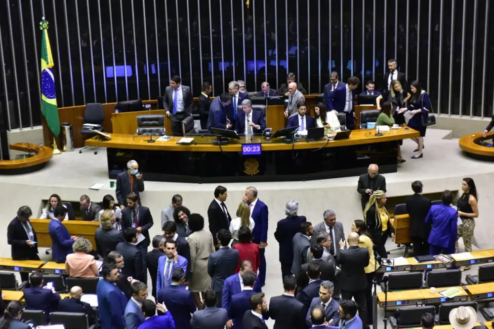 Câmara aprova projeto que amplia garantias de crédito A Câmara dos Deputados aprovou nesta terça-feira (13) projeto de lei que permite