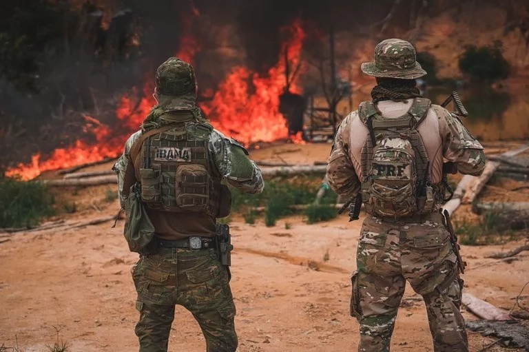 PF e Exército destroem mais de 100 acampamentos de garimpo ilegal A Polícia Federal e o Exército destruíram mais de 100 acampamentos