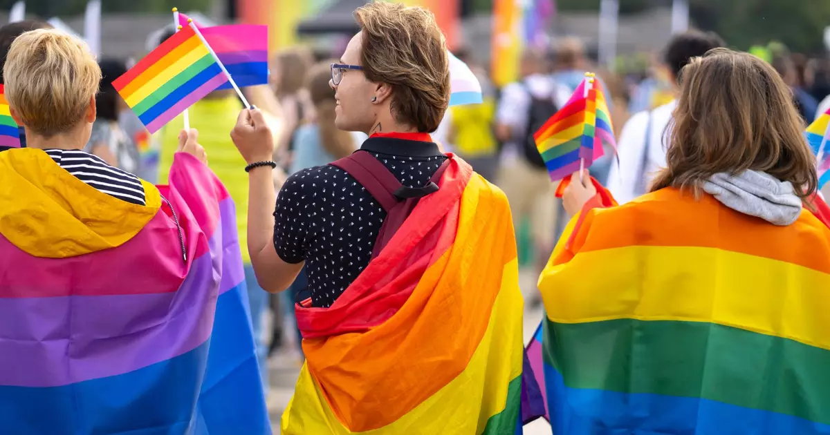 Parada reivindica políticas sociais à comunidade LGBT+ A 27ª edição da Parada do Orgulho LGBT+ foi realizada neste domingo (11.jun.2023) e teve como tema oficial “Queremos políticas sociais para LGBT+, por inteiro e não pela metade”. O evento contou com 19 trios elétricos com atrações musicais, como Daniela Mercury, Pabllo Vittar e Pocah.