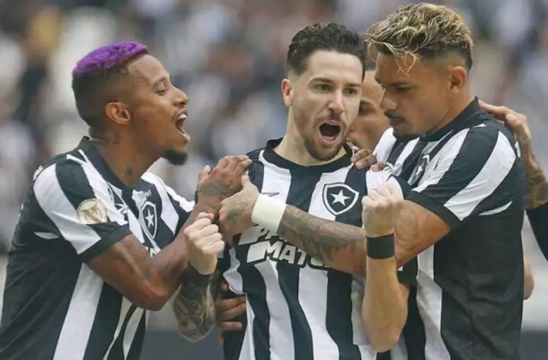 Brasileirão: Líder Botafogo e Palmeiras goleiam, veja o resumo da 17° Rodada Botafogo fez mais uma partida contundente e venceu o Coritiba