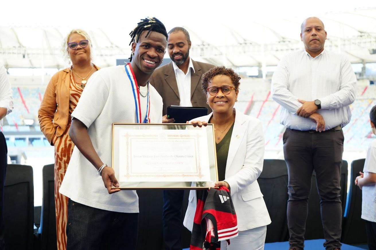 Lei contra racismo nos estádios com nome de Vini Jr. é sancionada!/ O jogador Vinícius Junior teve um dia de homenagens nesta quarta-feira (5)