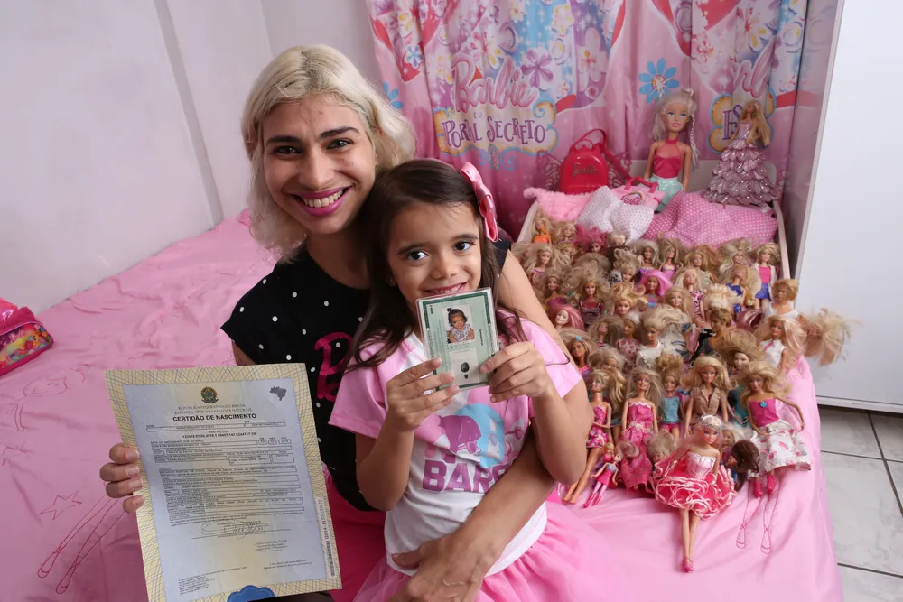 Fã da Barbie registra a filha com o nome da boneca; A paixão de uma confeiteira pelo universo cor de rosa da Barbie