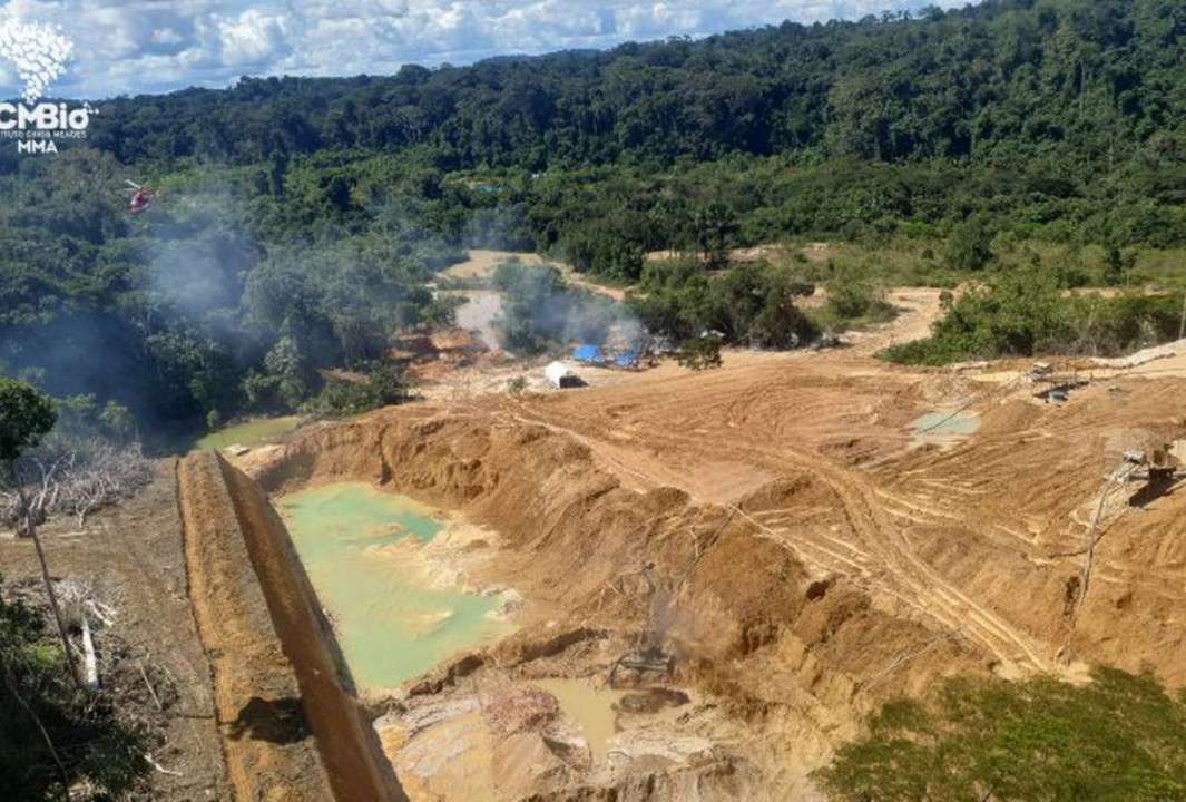 Garimpo ilegal devasta 118 'campos de futebol'/ Agentes da Polícia Federal (PF), com servidores do Instituto Chico Mendes