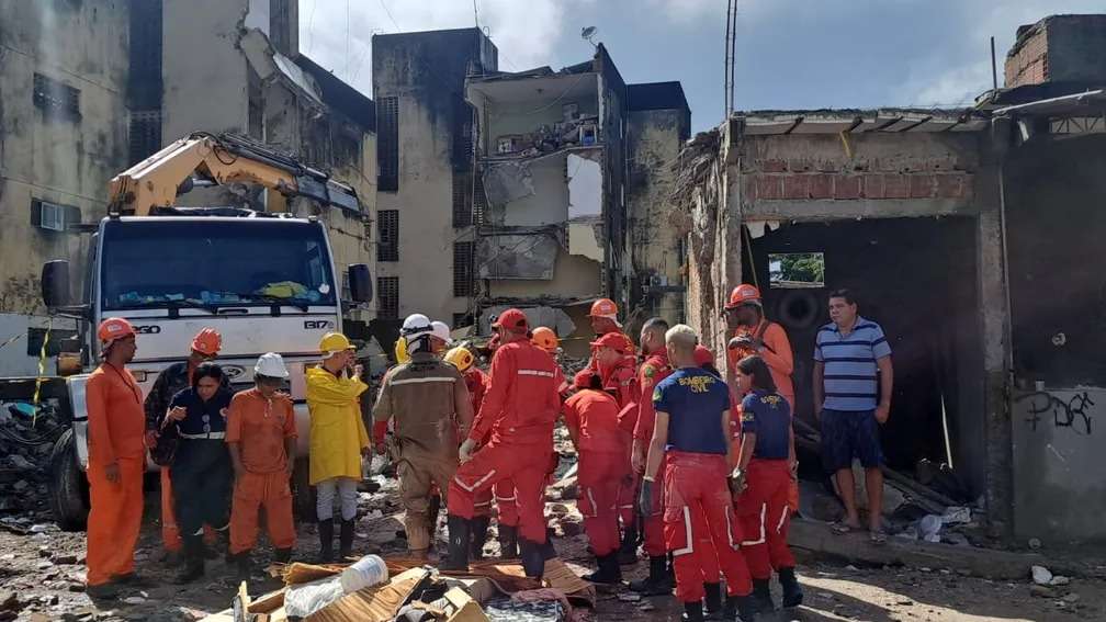 Sobe para onze o número de mortos em desabamento de prédio/ As autoridades confirmaram neste sábado (8) mais três mortes