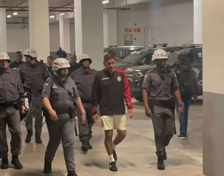 Corinthians: Preparador físico do Universitario é detido por racismo após jogo/ O preparador físico do Universitario, do Peru....