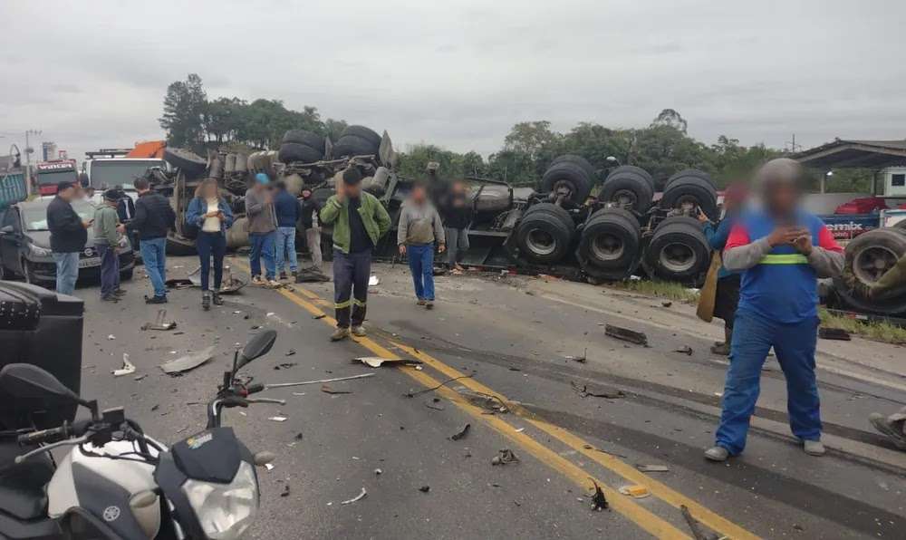 Acidente com 7 veículos deixa um morto e uma pessoa gravemente ferida; Um acidente de trânsito envolvendo sete veículos na BR-280